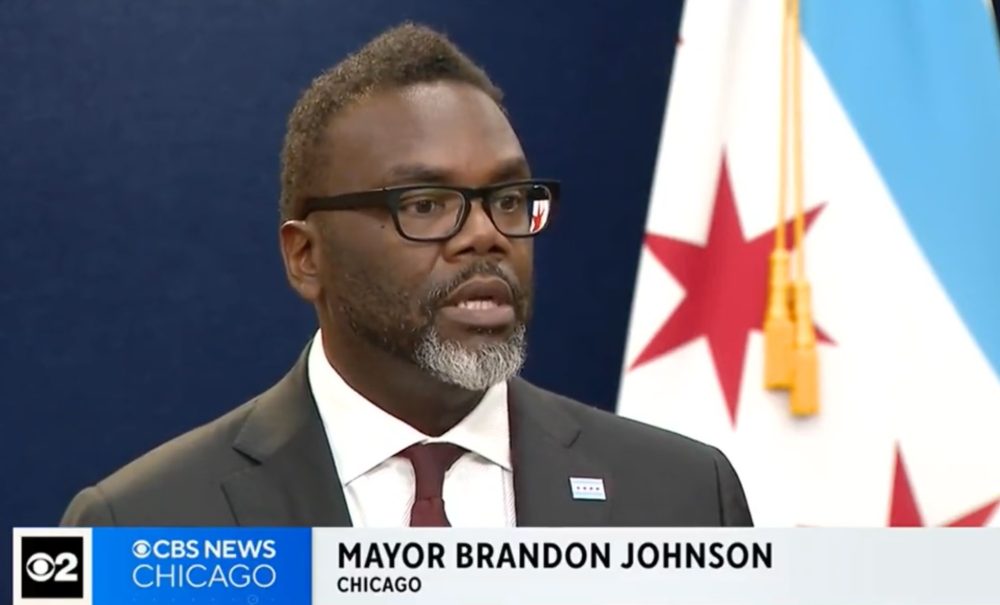 El alcalde de Chicago, Brandon Johnson, regaña a un reportero por usar el término “mafia” para hablar de los saqueos masivos en la ciudad y dice que en su lugar deberíamos llamarlos “grandes aglomeraciones”.