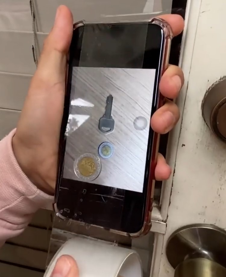 Solo necesitas hacerle una foto a una llave al lado de una moneda para tener un duplicado y poder abrir una cerradura (sencilla).