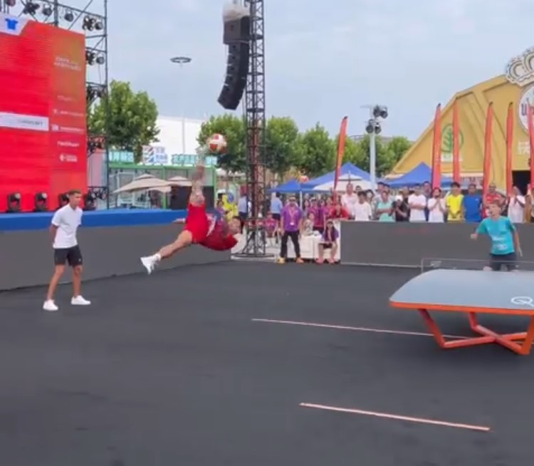 Mientras tú rezas para encadenar 3 peloteos seguidos en ping pong, otros son capaces de ESTO