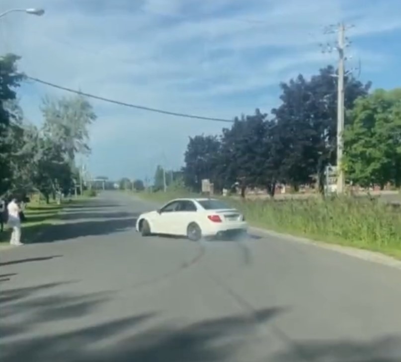 El conductor de un BMW intenta derrapar igual que el de un Mercedes, y... acaba en la cuneta