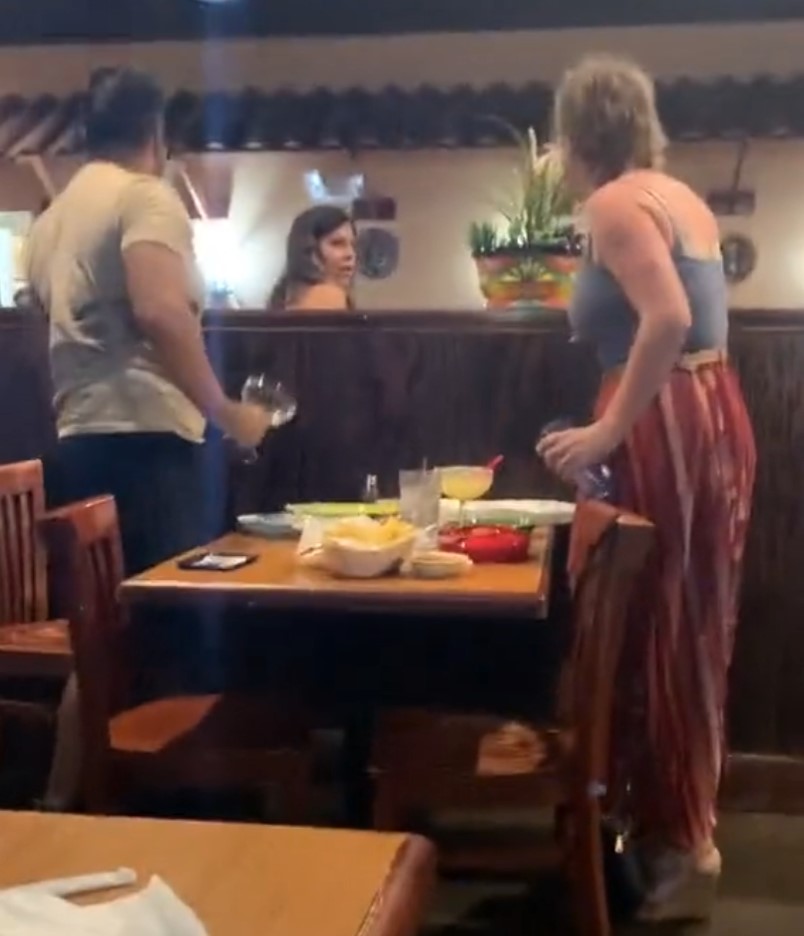 Pelea de karens/charos: Lanza su bebida a la mesa de al lado porque unas mujeres estaban haciendo mucho ruido