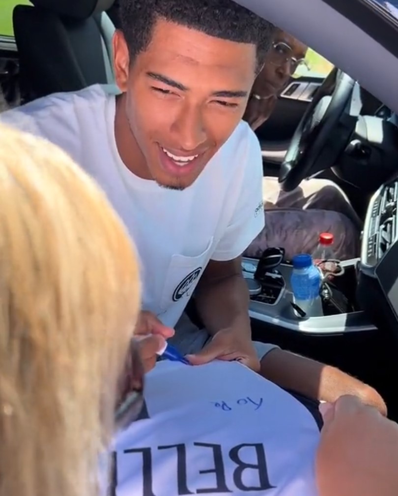 Bellingham tiene verdaderas dificultades con el español, pero le pone ganas.