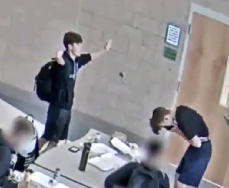 Adolescente salva a un amigo que se estaba asfixiando usando la maniobra de Heimlich mientras estaban en el comedor del instituto