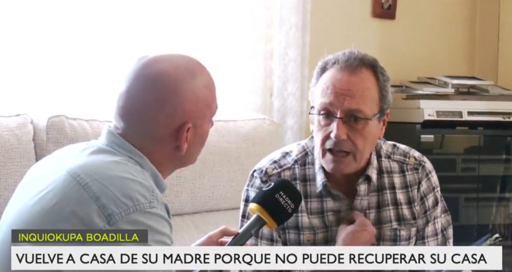 Un hombre mayor se ve obligado a volver a vivir son su madre (muy mayor) porque tiene su casa okupada