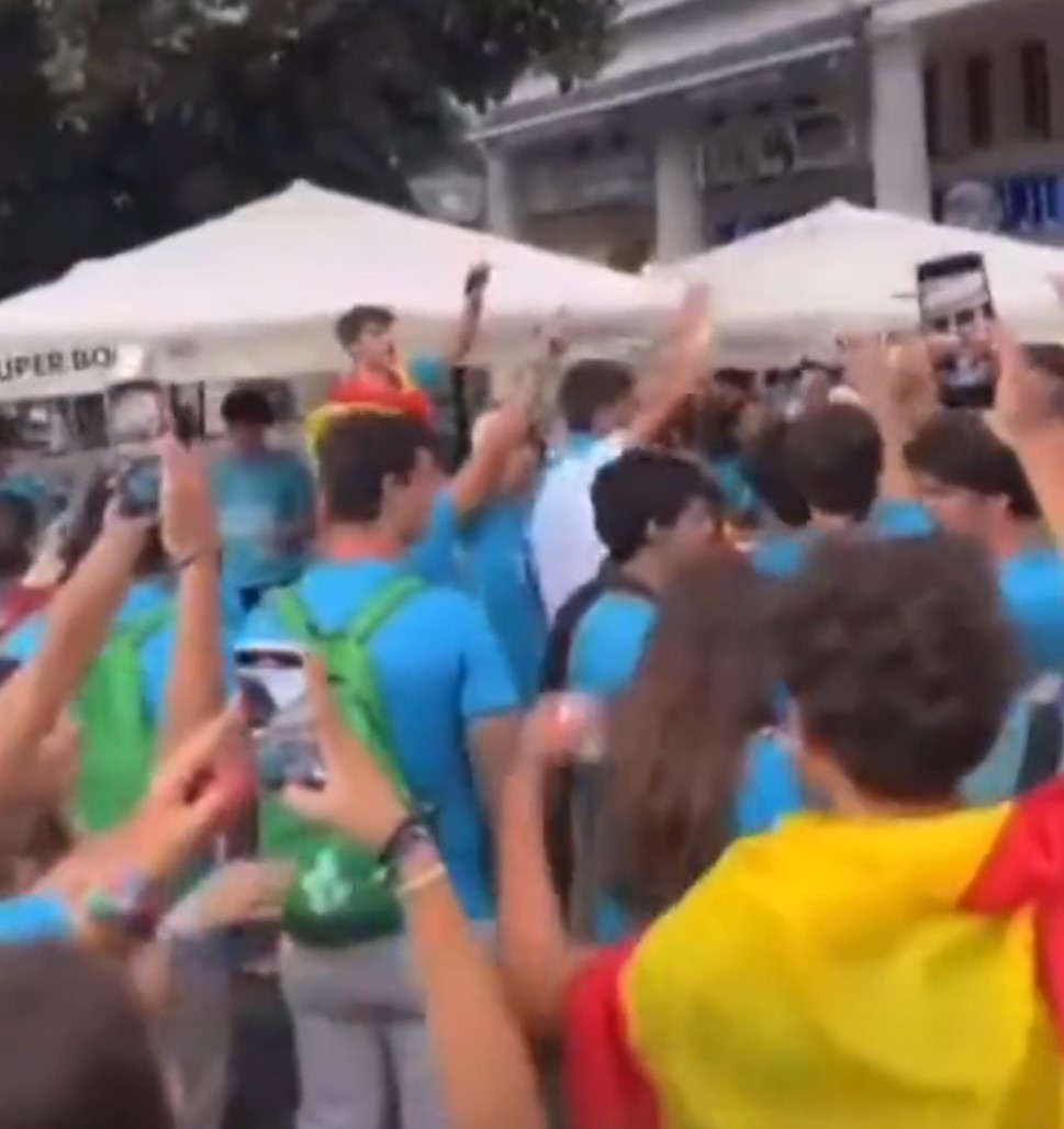 Un grupo de chavales de la Jornada Mundial de la Juventud canta el 'Cara al sol' durante su viaje a Lisboa para ver al Papa.