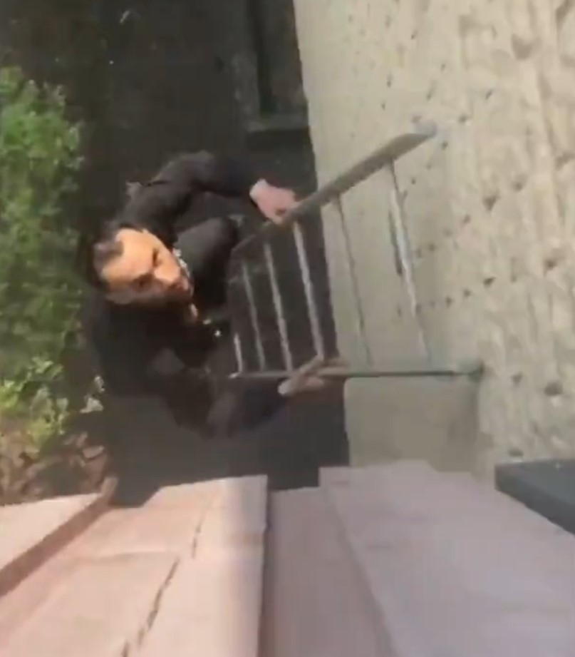 Un hombre irrumpe en una casa en Suecia con una escalera cuchiIIo en mano.
