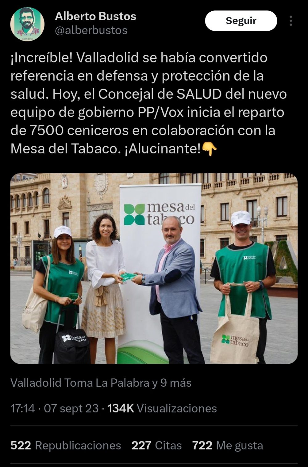El concejal de salud de Valladolid (PP/VOX) repartiendo ceniceros