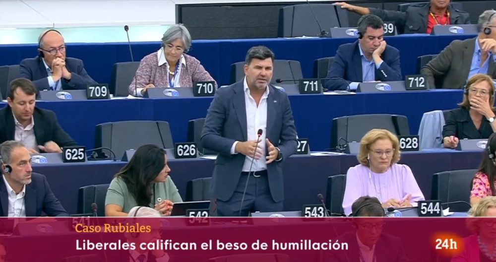 El Parlamento Europeo condena prácticamente por unanimidad el beso de Rubiales
