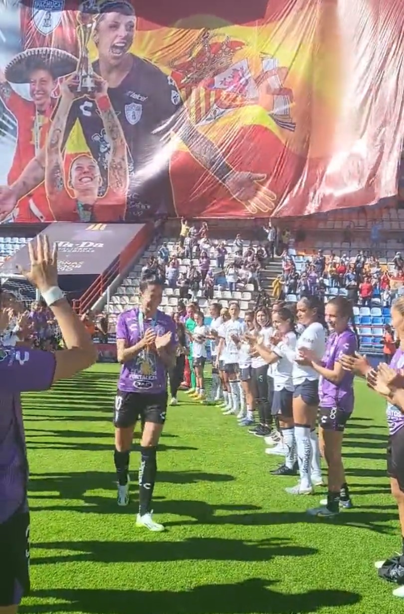 Jenni Hermoso es recibida entre aplausos por su equipo en México