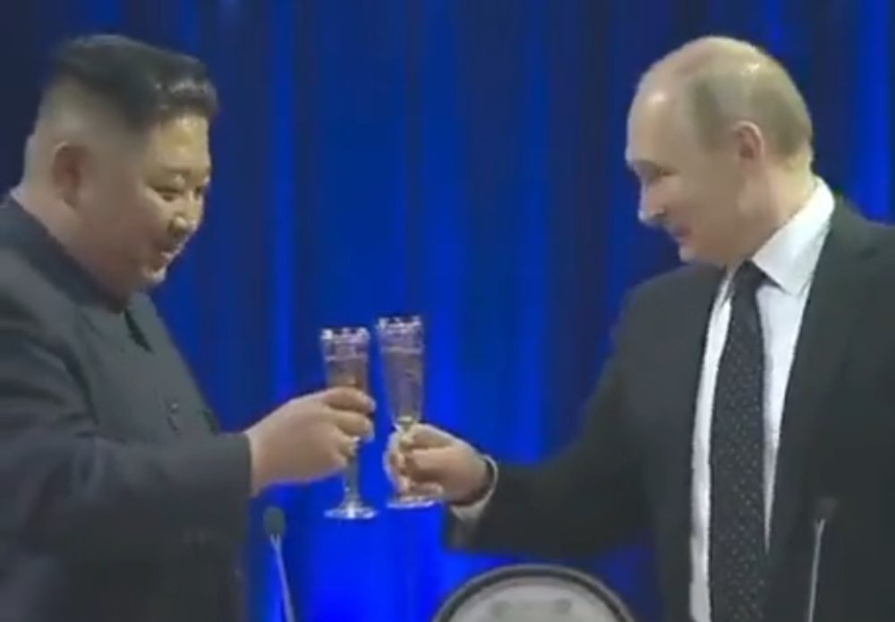 Kim Jong-un y Vladimir Putin comparten un incómodo momento durante un brindis