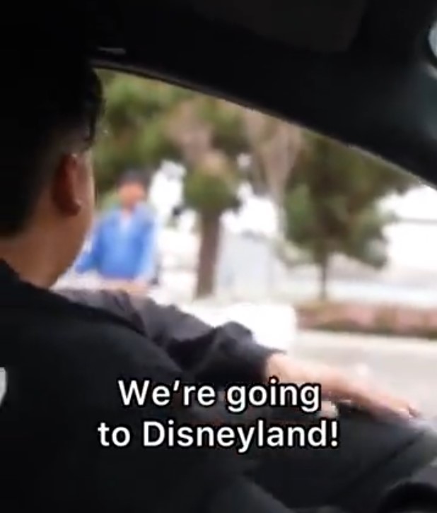 Se pasa por un lugar en el que hay gente esperando a que les ofrezcan un trabajo, y les invita a pasar el día en DISNEYLAND