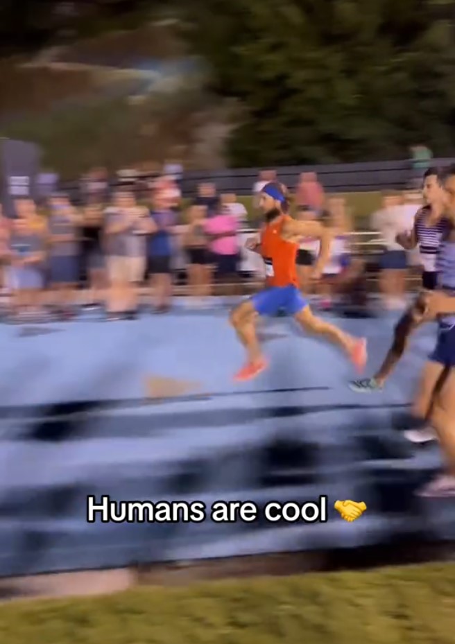 Se quedan sin luz durante una carrera nocturna y buscan una creativa solución para salir del paso