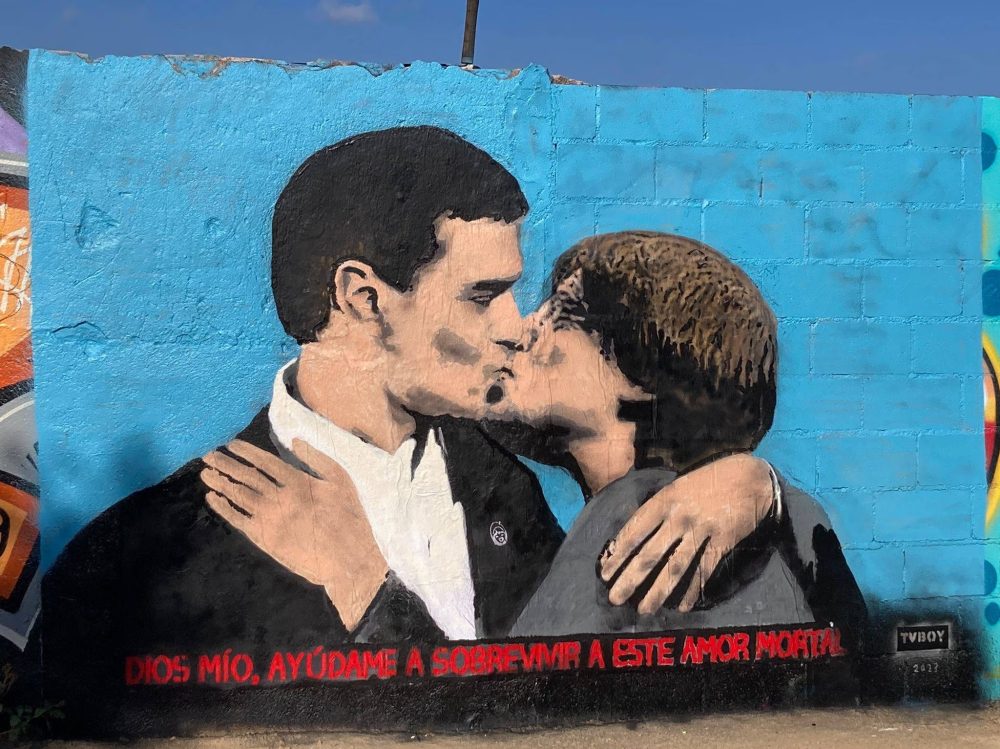 El artista urbano TVboy ilustra un beso entre Sánchez y Puigdemont y lo califica de "amor mortal"