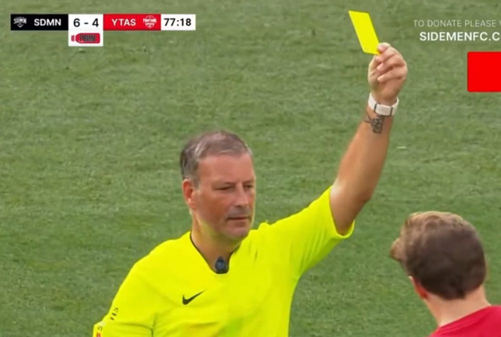 El árbitro le saca tarjeta amarilla y él decide sacarle una tarjeta de uno reversa durante un partido amistoso.