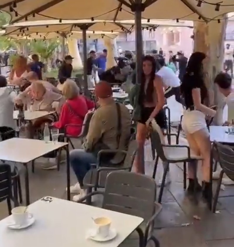 Batalla campal con mesas y sillas en una terraza de Manresa (Barcelona)
