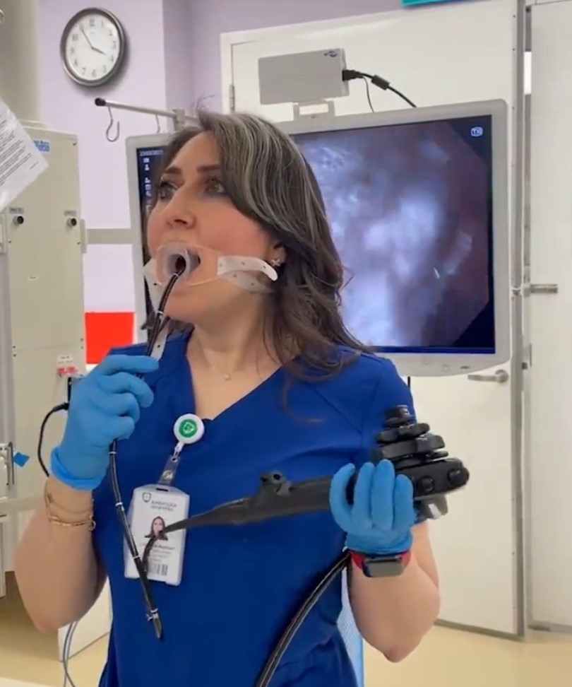 Una profesora de medicina se hace una endoscopia a sí misma