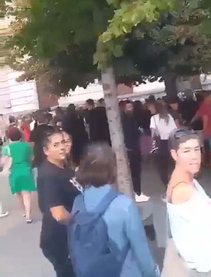 Un tipo se cuela en una manifestación por el pico de Rubiales y empieza a gritar: "Donde estabais cuando soltaban a vioIadores. Dais más asco que Rubiales"