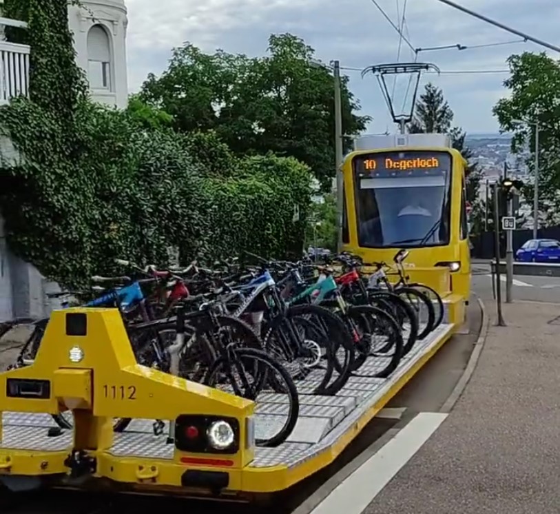 En Stuttgart hay tranvías con un vagón abierto en la parte delantera dedicado en exclusiva a portar bicis