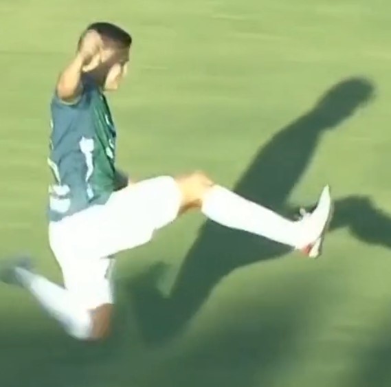 Esta falta demuestra que debería haber una tarjeta por encima de la roja. ¿Tarjeta negra?