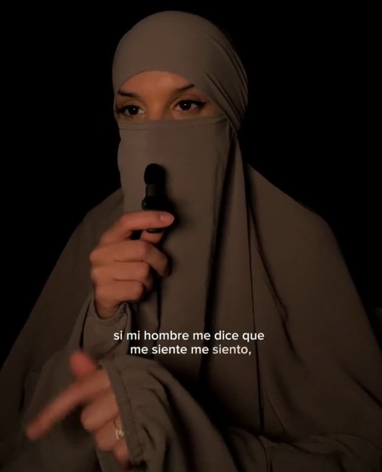 "Si mi hombre me dice que me siente, me siento"
