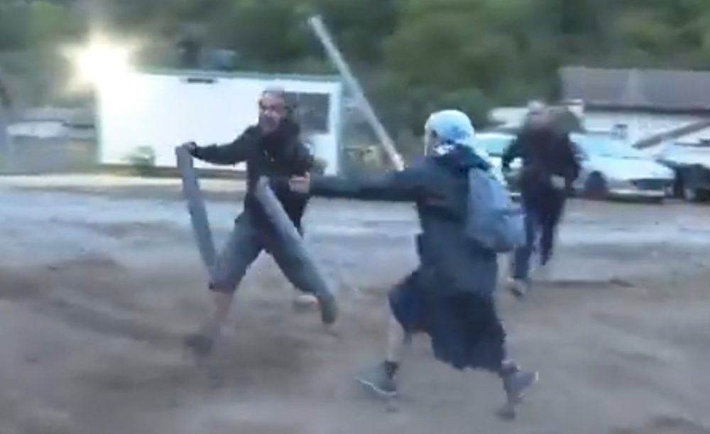 Una monja derriba a un hombre que pretende evitar la construcción de un centro católico en Ardeche, Francia.