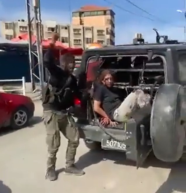 Una mujer soldado del ejército israelí es capturada y llevada a la Franja de Gaza.