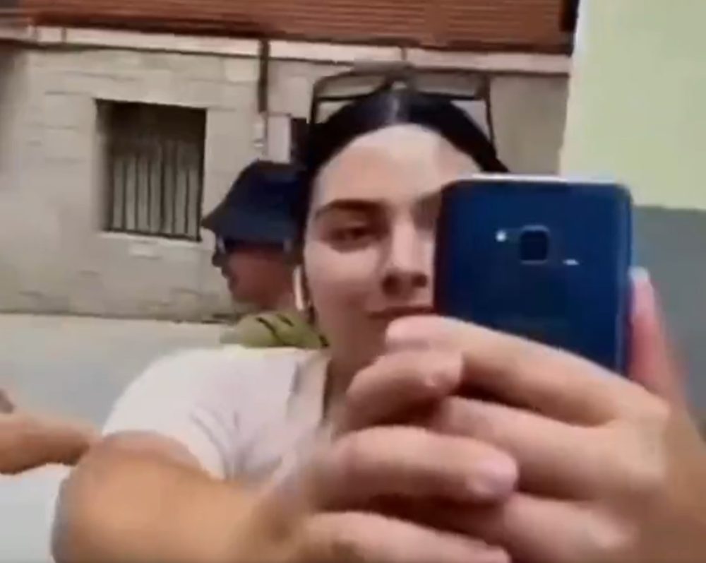 Viandantes se enfrentan a unas carteristas en Madrid