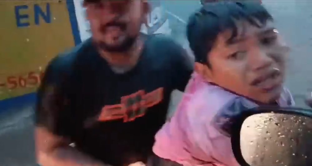 Un padre y su hijo piden ayuda tras ser arrastrados por las fuertes inundaciones en Mazatenango, Suchitepéquez, Guatemala.