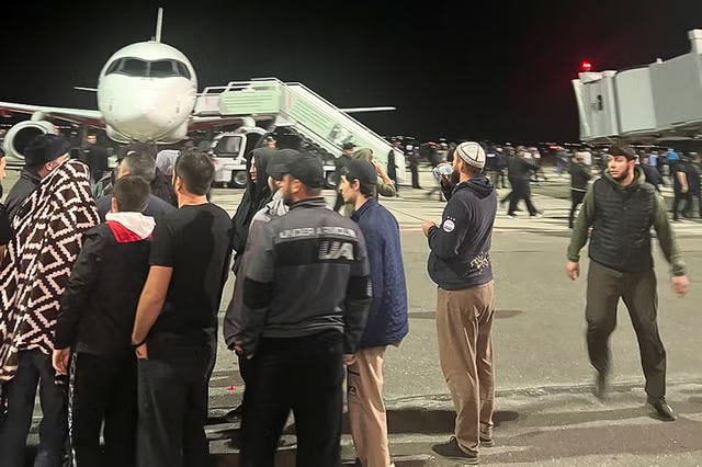 Un vuelo procedente de Israel se ve obligado a desviar su ruta porque en Daguestán tenían un comité de bienvenida judía no demasiado amistosa.