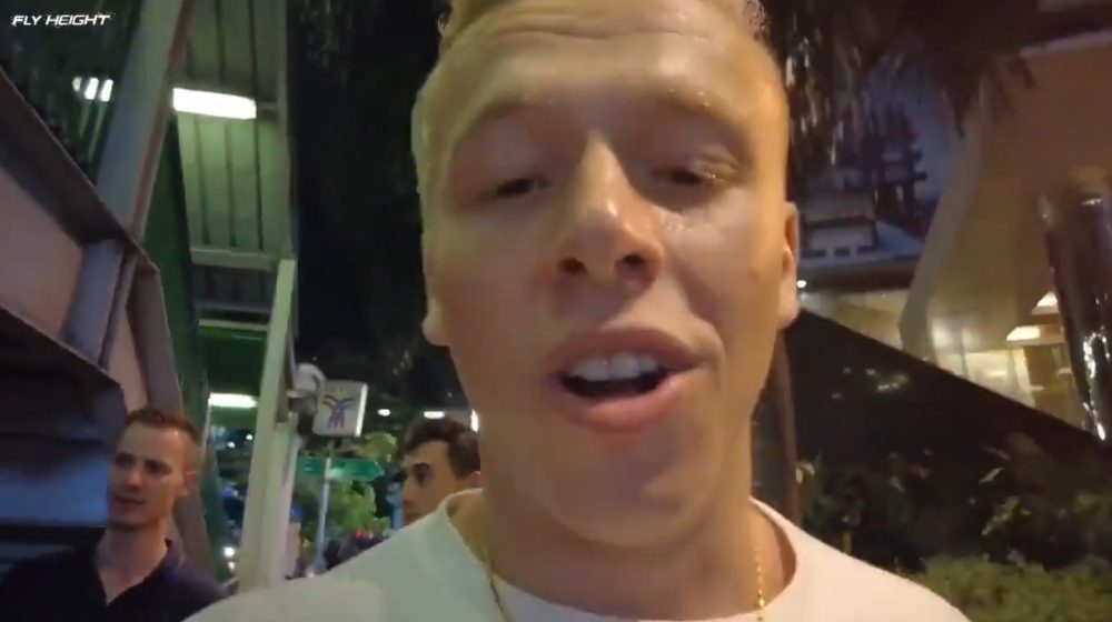 Un streamer emite (sin saberlo) cómo una chica le roba el collar en pleno directo