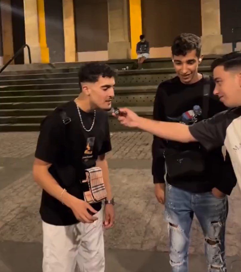 Un entrevistador se acerca a tres ciudadanos de origen musulmán para preguntarles cuáles son sus inquietudes como jóvenes inmigrantes.