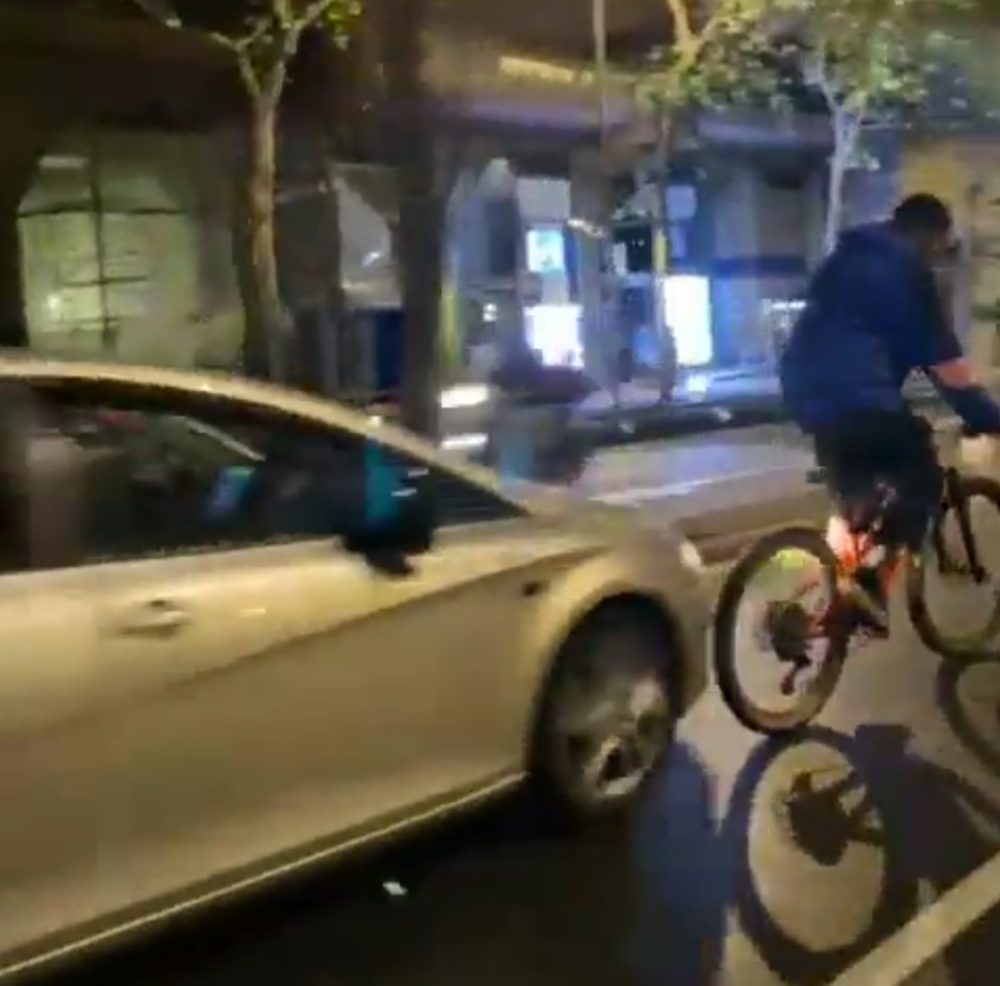 Un coche ha atropellado a decenas de ciclistas en pleno centro de Madrid.