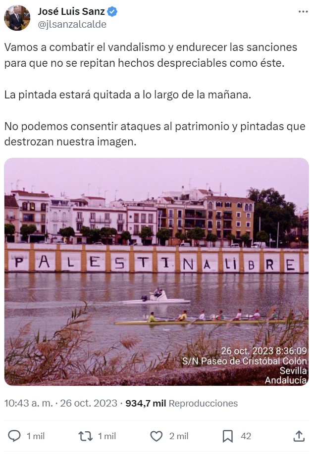 Aparece una pintada gigante con el texto "Palestina Libre" en el Paseo Cristóbal Colón (Sevilla), y el alcalde se compromete a taparlo en horas.