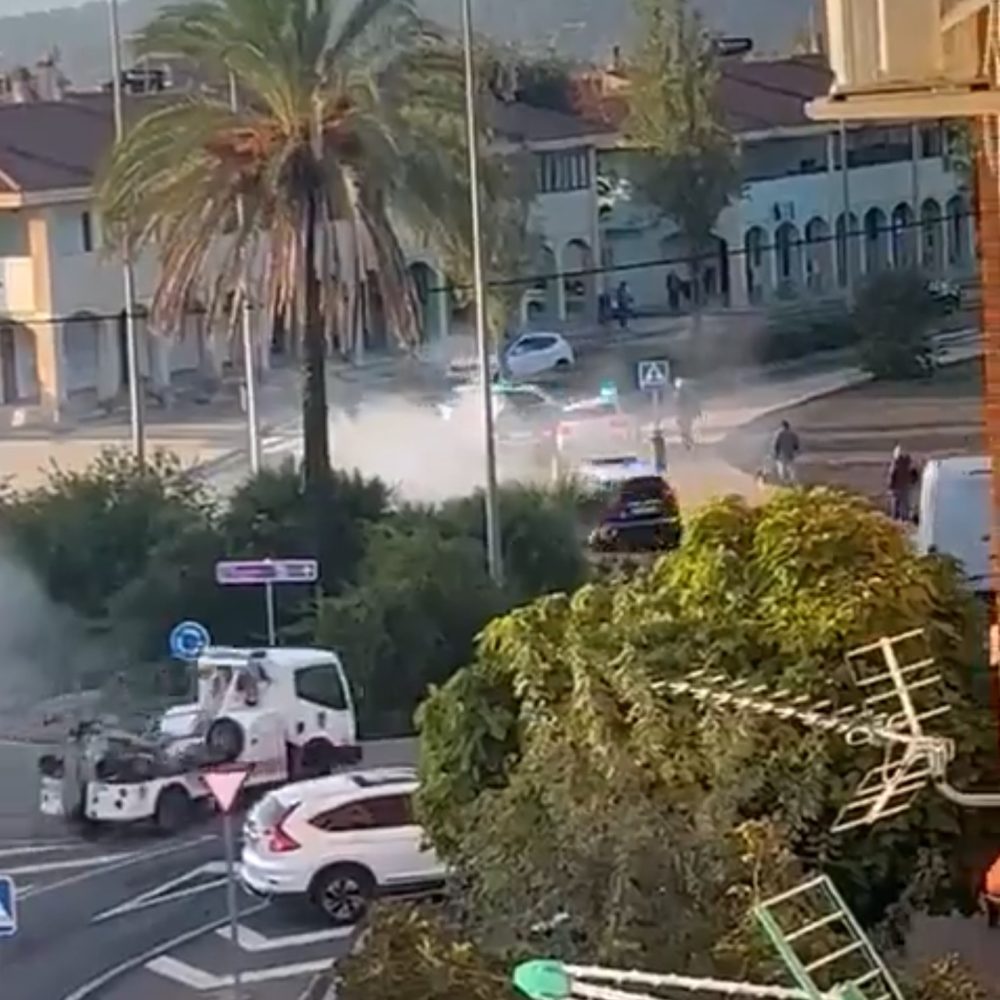 Persecución policial por arrollar a varias personas y chocar contra varios vehículos en Aldea de Moret (Cáceres)