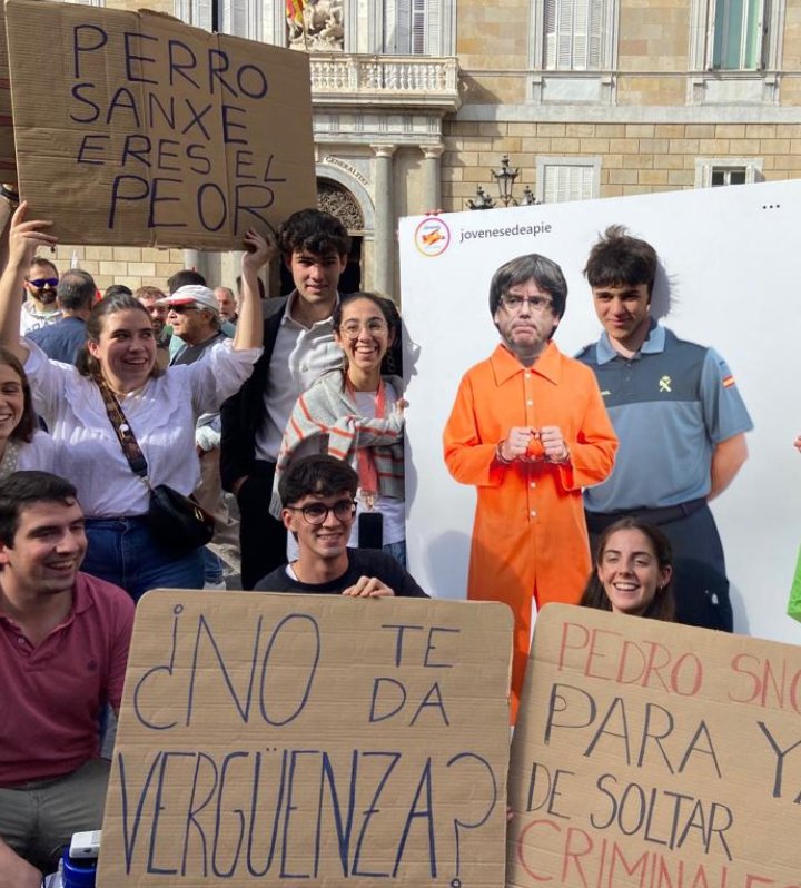 Se pasean por las protestas de Barcelona con un 'photocall' de Puigdemont siendo detenido por la Guardia Civil