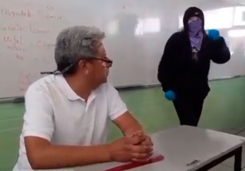 Alumnas de un instituto dan una paIiza a un profesor que supuestamente las acosaba
