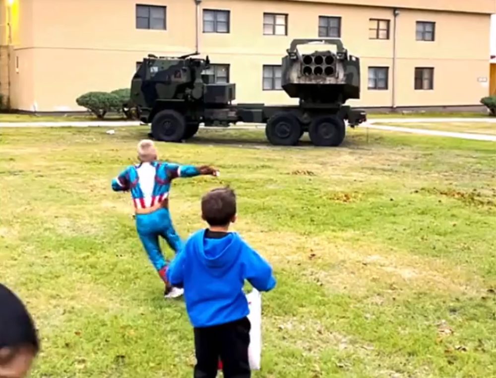 Personal del ejército de EE. UU. en Fort Sill lanzó dulces de Halloween a los niños utilizando un sistema de cohetes M142 HIMARS.