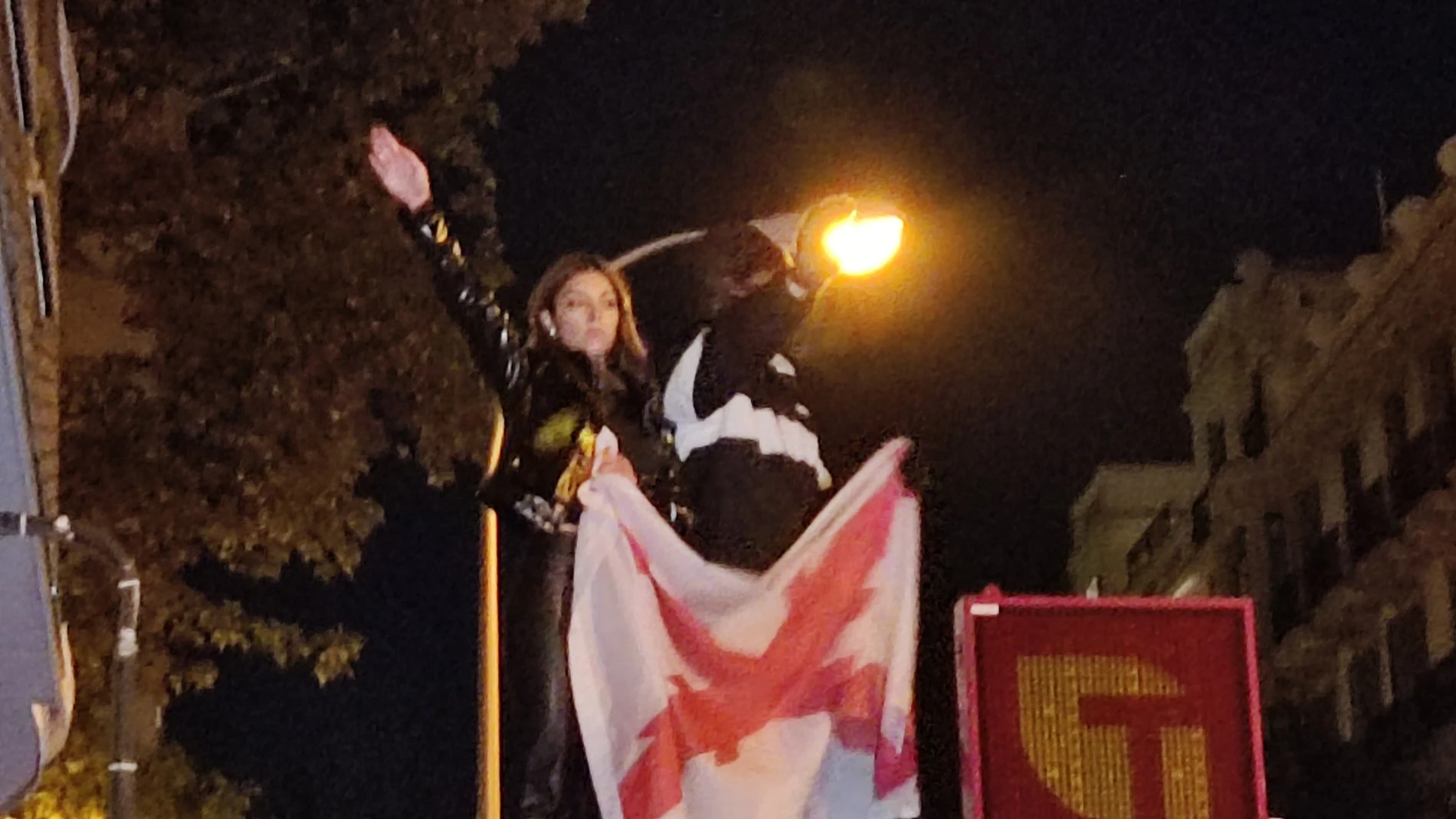 La neonazi Isabel Peralta se sube a un kiosko, hace saludos fascistas y es abucheada por los manifestantes:
