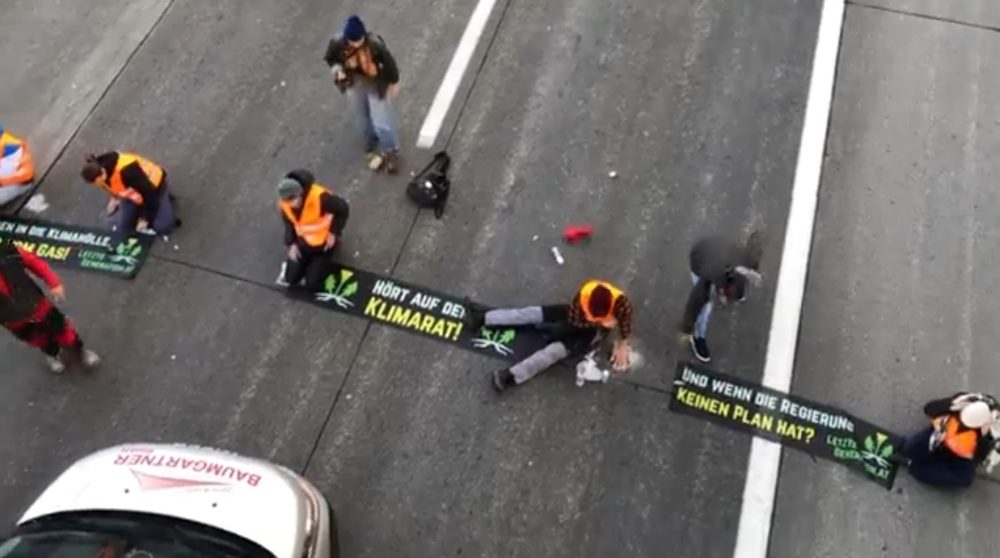 Momentos tensos durante el bloqueo de tráfico de la A2 en Viena ayer por parte de unos activistas climáticos