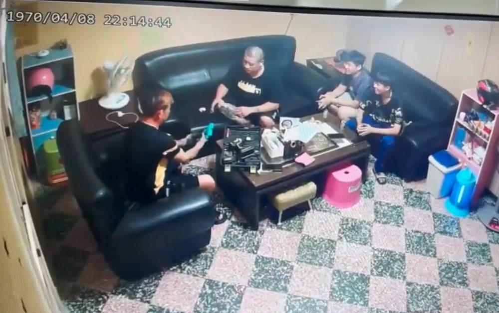 Taiwán: Un hombre manipula un arma de fuego de forma indebida frente a sus invitados, pero presumir de que el arma no funciona le cuesta la vida.