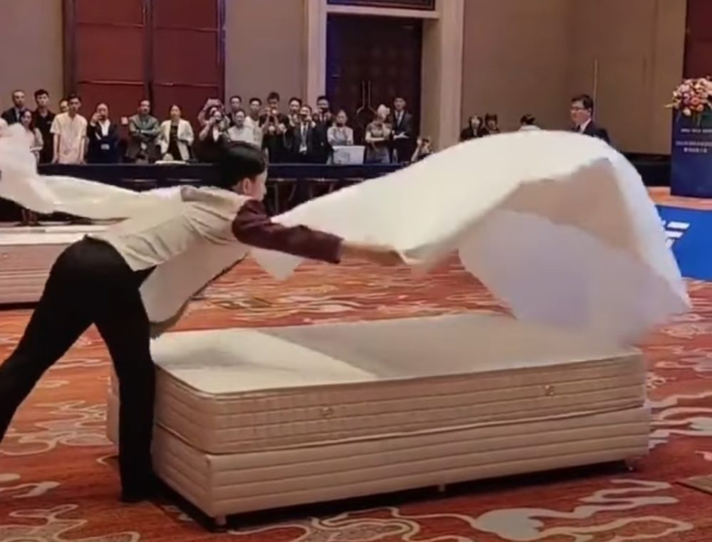 Este campeonato chino de hacer la cama es el vídeo importante del día