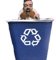 A la Guardia Civil no le ha hecho mucha gracia que unos inmigrantes pillen uniformes de un contenedor de basura y los "reciclen"...