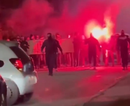 Cientos de encapuchados se manifiestan en Francia a grito de “¡El Islam fuera de Europa!” tras el asesinato de Thomas (16 años) perpetrado por varios africanos.