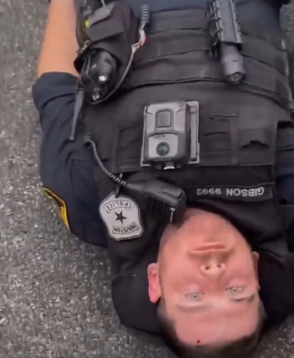 Un civil rescata a un policía herido de bala