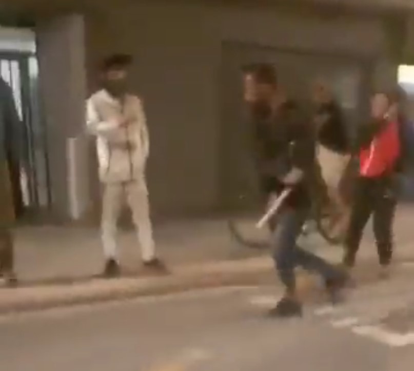 Amеnaza con un cuchiIIo por la calle y golpea vehículos aparcados (Valencia)