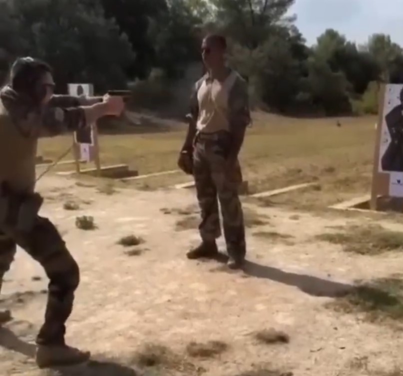 Un soldado francés falla durante el ejercicio de "disparos de confianza"
