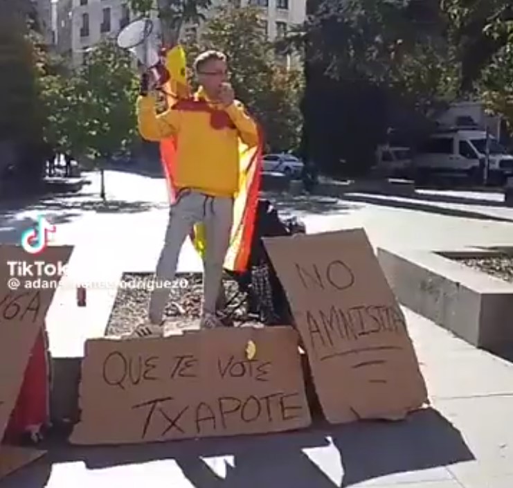 Un tipo inicia una huelga de hambre contra Pdro Snchz (sale regu)