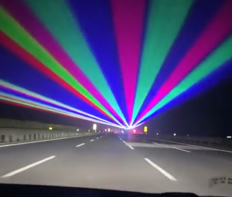 En algunas carreteras chinas utilizan láseres superpotentes para evitar que los conductores se queden dormidos.