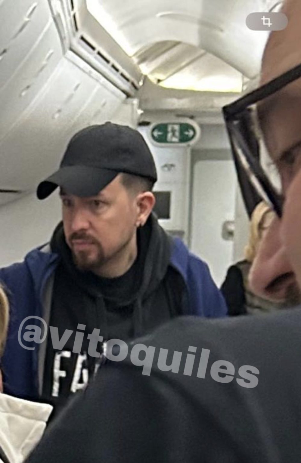 Pablo Iglesias viaja en primera clase de un avión con destino México.