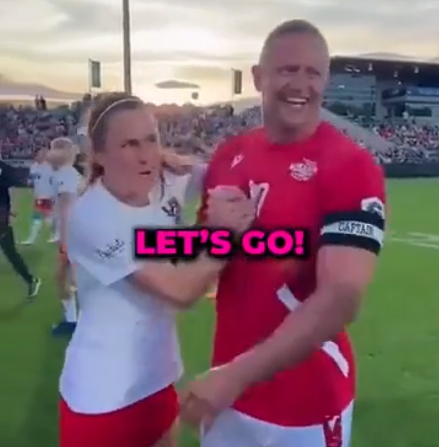 Equipo de fútbol femenino de EEUU reta a un equipo de fútbol masculino retirado.